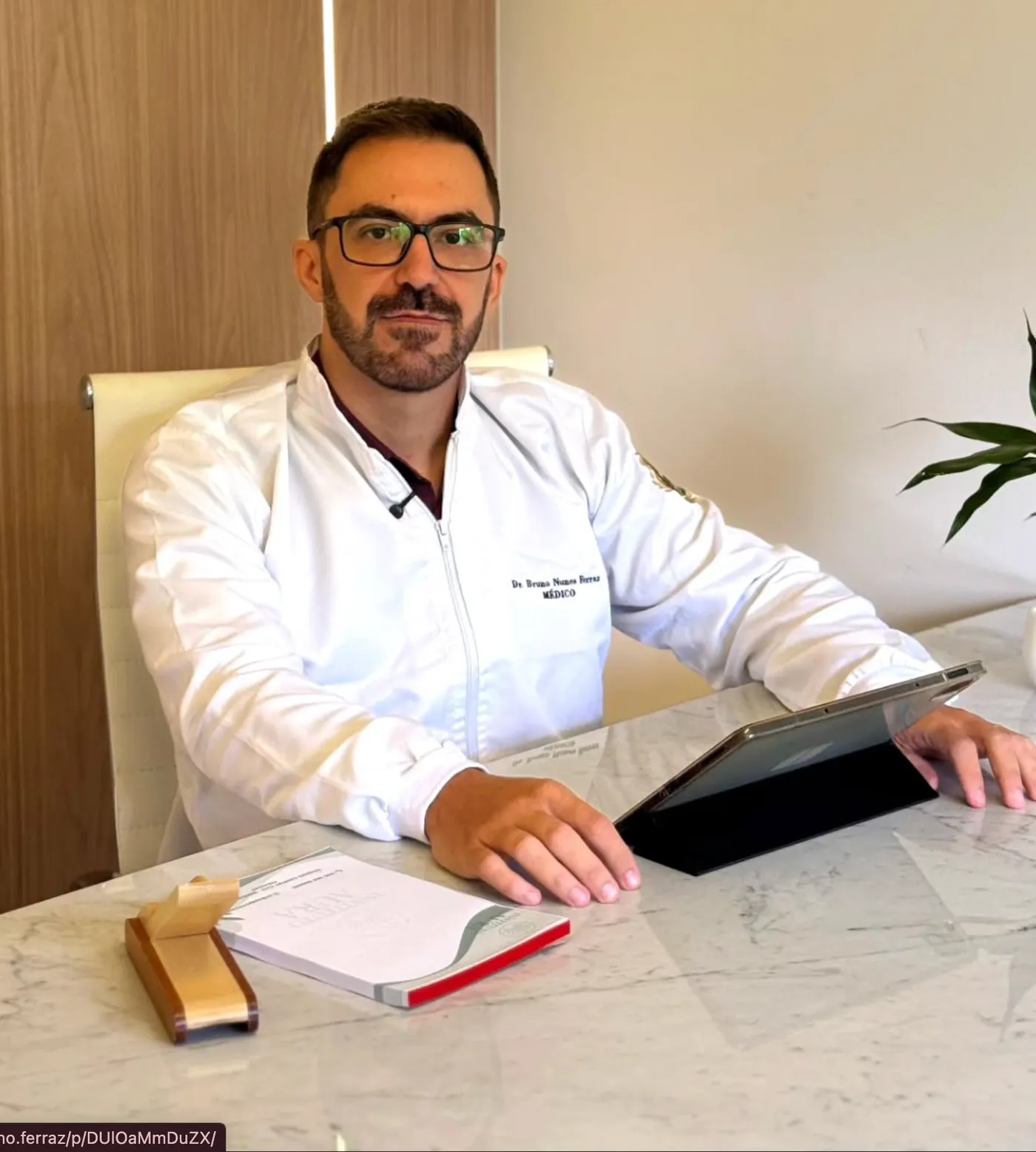 Dr. Bruno Ferraz em atendimento no consultório em Hernandarias