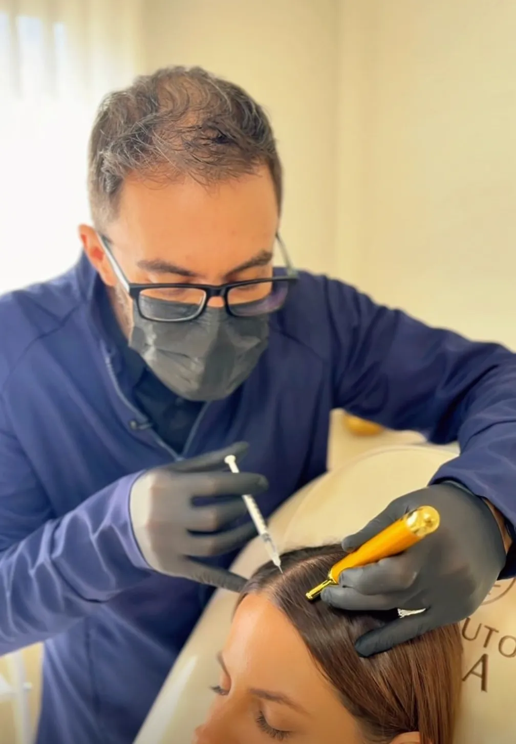 Dr. Bruno Ferraz durante procedimento capilar em Hernandarias, Paraguai